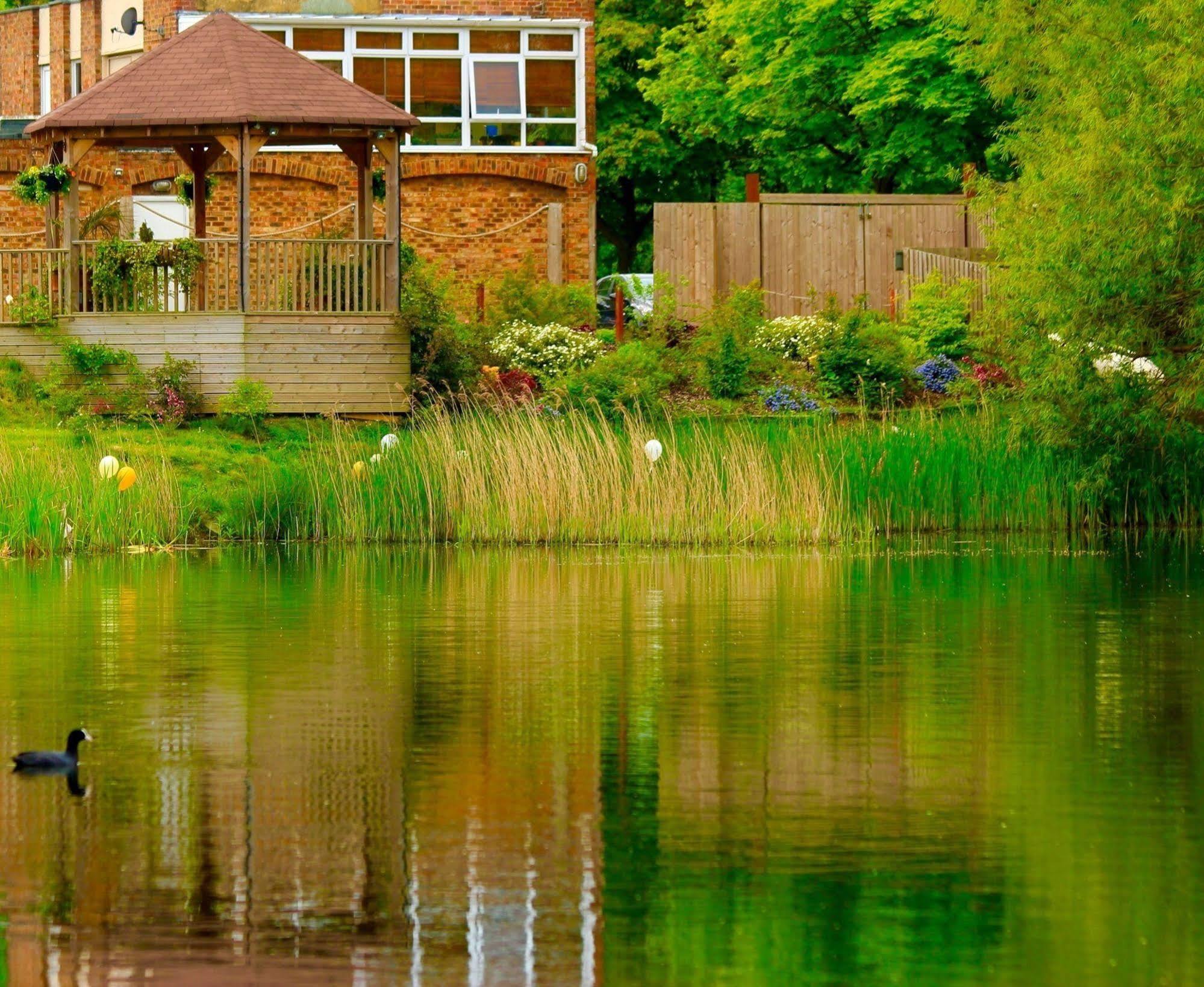 Inn On The Lake 그레이브젠드 외부 사진